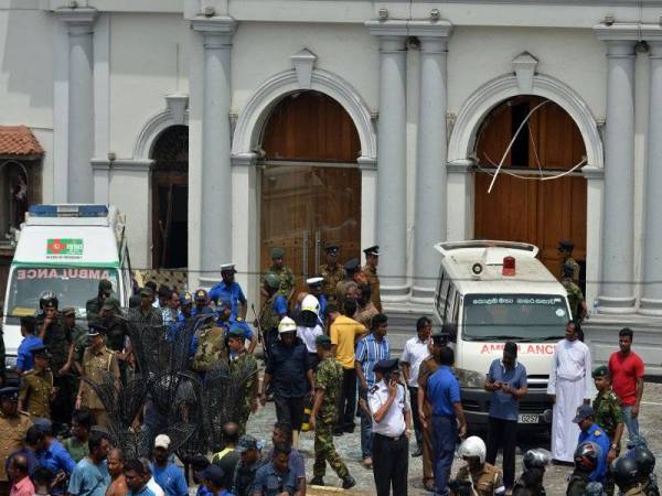  Ambulans tiba di lokasi kejadian letupan di sebuah gereja di Kochchikade, Colombo. 