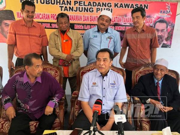 Husam (duduk, tengah) pada sidang media Majlis Perlancaran Projek Penanaman Dan Pembahagian Peralatan Tanaman Halia Bara di PPK Tanjung Puri, hari ini.