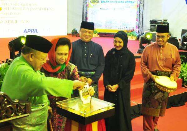 Tuanku Syed Sirajuddin merasmikan program Perkampungan Sunnah Siri-6, 2019 yang diadakan di pekarangan Masjid Alwi Kangar, hari ini.