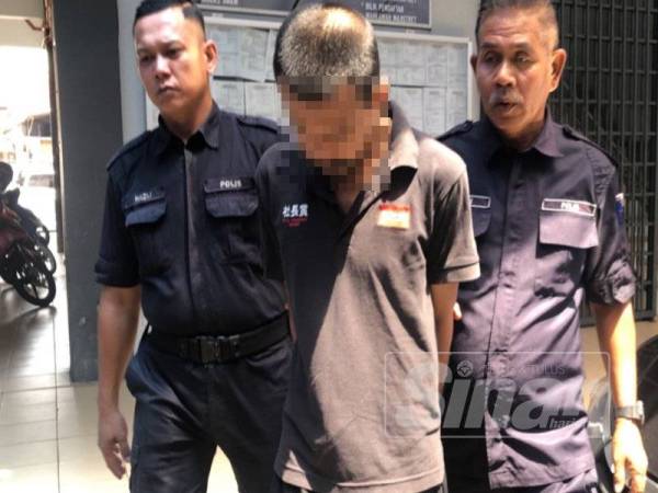 Tertuduh Mohd Helmi Mohamed, 33, (tengah) keluar dari Mahkamah Majistret Kota Bharu akan dihantar ke Penjara Pengkalan Chepa di sini untuk menjalani hukuman itu.