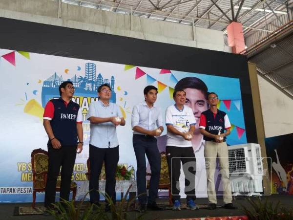 Syed Saddiq (tengah) melepaskan burung merpati sebagai gimik perasmian Festival Anak Muda Pulau Pinang di tapak Pesta Pulau Pinang tadi.
