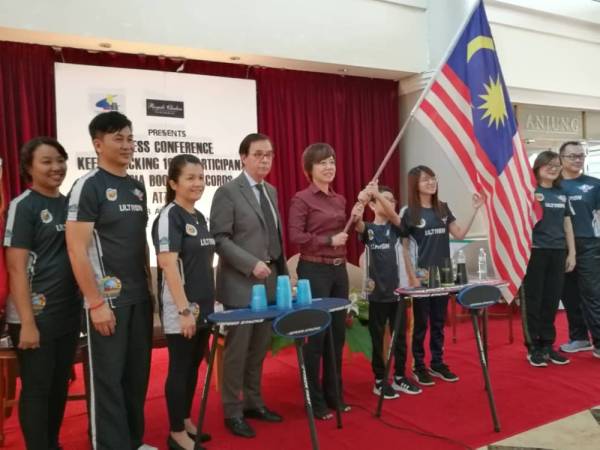 Nicole menyerahkan bendera Malaysia kepada peserta Malaysia yang menyertai kejohanan Stacking di Sepanyol. Turut kelihatan Leo Kuscher (empat dari kiri).