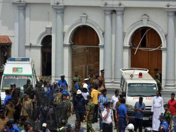 Ambulans tiba di lokasi kejadian letupan di sebuah gereja di Kochchikade, Colombo.