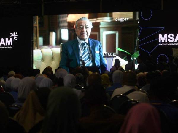 Dr Mahathir menyampaikan ucapan menerusi rakaman video pada Majlis Perasmian Minggu Saham Amanah Malaysia (MSAM) 2019 di pekarangan Amanjaya Mall hari ini. -Foto Bernama