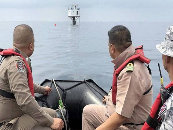  Rumah terapung tersebut telah ditunda ke tepi pantai.
