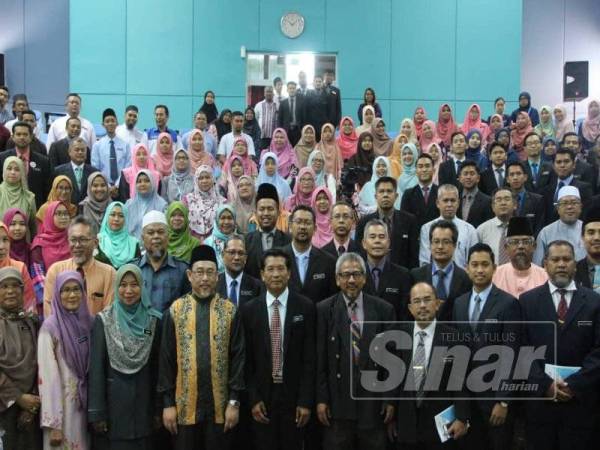 Azman (tengah) bersama peserta Seminar Penyelidikan Pendidikan 2019.