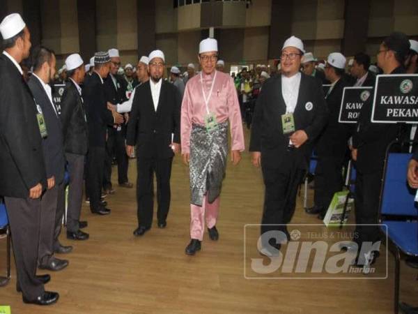 Khalil (tengah) tiba pada Muktamar Dewan Pemuda Pas di Dewan Tun Razak, Temerloh, semalam. 