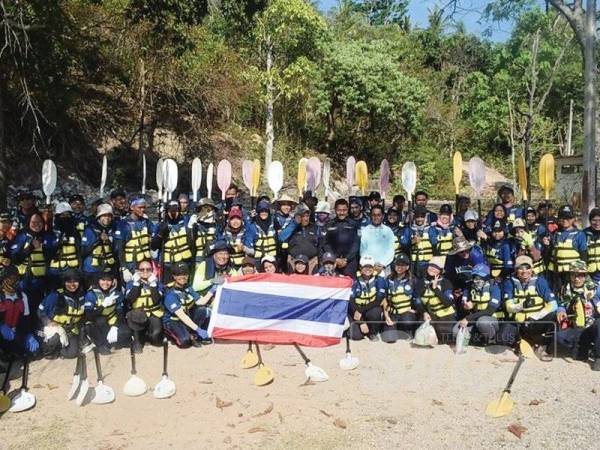 Peserta Kelab Kenu bergambar bersama sejurus tamat Ekspedisi Kayak Malaysia-Thailand 2019 di Jeti Pulau Panjang, Koh Yao, kelmarin.