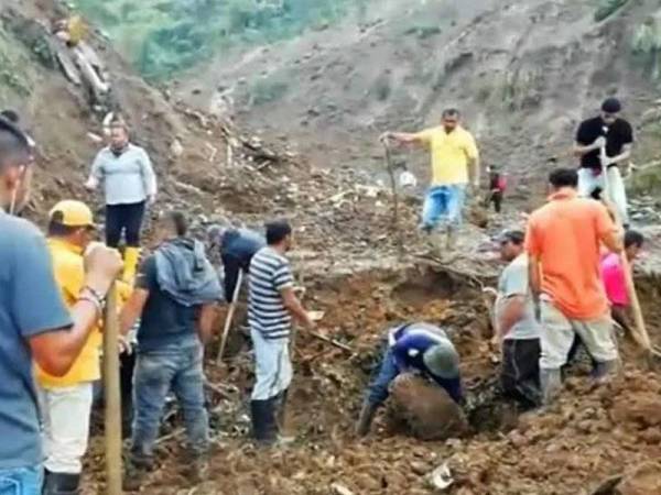 Anggota penyelamat mencari mangsa yang terperangkap dalam runtuhan ekoran tanah runtuh di Colombia semalam. - FOTO AFP