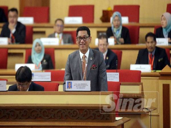 Ahmad Faizal ketika menjawab soalan lisan yang dikemukakan Zambry ketika sesi soalan lisan pada Sidang DUN, hari ini.