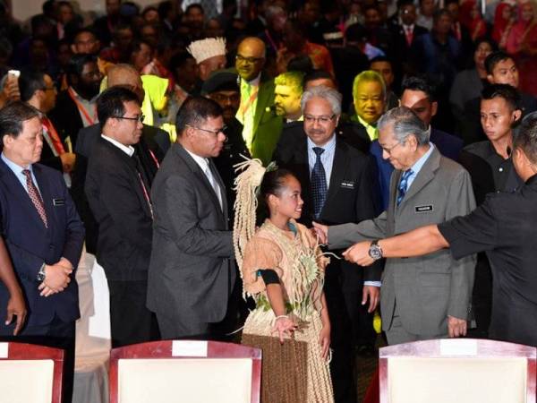 Perdana Menteri, Tun Dr Mahathir Mohamad hadir merasmikan Konvensyen Orang Asli Kebangsaan 2019 bertemakan 'Memartabatkan Hak Orang Asli' di Pusat Konvensyen Antarabangsa Putrajaya hari ini. Turut sama Menteri di Jabatan Perdana Menteri P. Waytha Moorthy. - Foto Bernama