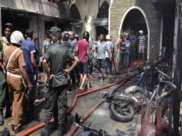 Polis berkumpul di salah sebuah gereja yang menjadi lokasi serangan di Batticaloa di Colombo pada 8.30 pagi Ahad (waktu tempatan). - Foto EPA