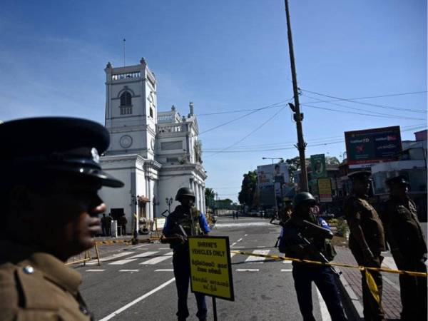 Anggota pasukan keselamatan Sri Lanka berkawal di luar gereja St. Anthony, sehari selepas gereja terbabit menjadi antara sasaran letupan bom yang sehingga kini mengorbankan lebih 200 nyawa. - Foto AFP