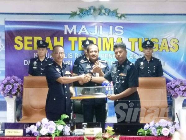 Razaruddin (depan, tengah) menyaksikan serah terima tugas Ketua Polis Daerah Pengkalan Hulu yang baharu antara Zulkepli dan Asisten Superintendan Su Shart Ai Chuan (kiri) yang memangku jawatan itu sebelum ini IPD Pengkalan Hulu di sini, semalam.