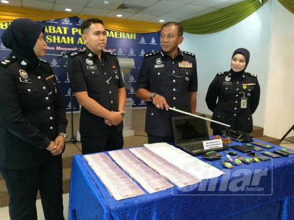 Baharudin(dua,kanan) menunjukkan antara barangan yang dirampas pihak polis susulan tangkapan ke atas suspek pada sidang media yang diadakan di Ibu Pejabat Polis Daerah Shah Alam di sini.