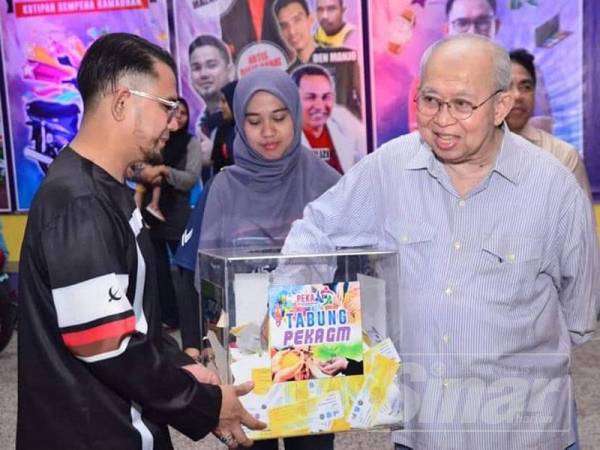 Tengku Razaleigh membuat cabutan nombor bertuah pada pra-pelancaran Festival Galas 2019 di Gua Musang.