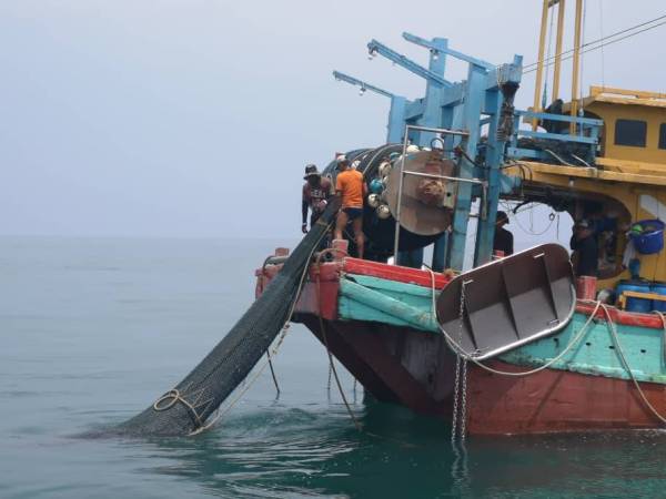 Bot nelayan yang ditahan kerana melanggar syarat lesen dari perairan Pulau Kendi pada jam 12.30 tengah hari tadi.