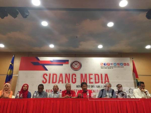 Mohamad (empat dari kanan) pada sidang media di Menara Datuk Onn selepas mempengerusi mesyuarat MT UMNO di Kuala Lumpur, semalam.