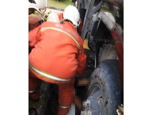 Anggota Bomba dan Penyelamat sedang mengeluarkan mangsa