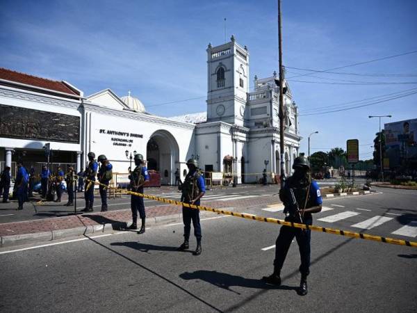 Pasukan keselamatan berkawal di luar Gereja St Anthony di Colombo sehari selepas serangan tersebut. - Foto: AFP