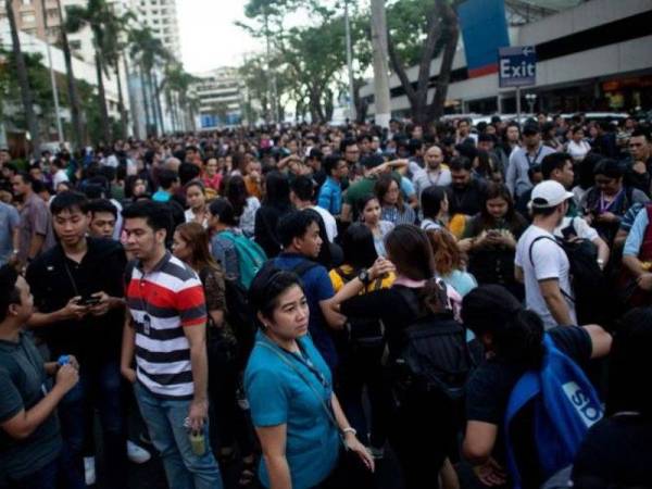 Orang ramai berkumpul di kawasan terbuka selepas gempa kuat menggoncang tengah Filipina, hari ini.