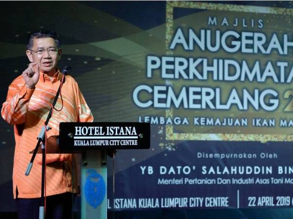 Menteri Pertanian dan Industri Asas Tani Datuk Salahuddin Ayub berucap pada Majlis Anugerah Perkhidmatan Cemerlang Lembaga Kemajuan Ikan Malaysia (LKIM) 2019. -Foto Bernama