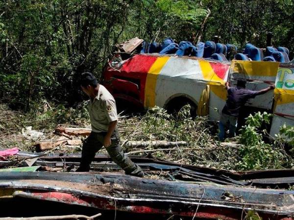 Keadaan bas yang terbabas ke dalam gaung di bandar Yoloso, Bolivia semalam. - Foto AP
