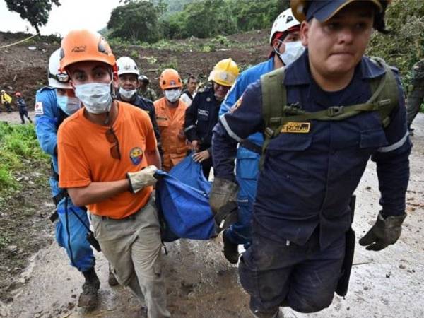 Pasukan penyelamat mengusung mayat mangsa tanah runtuh di Rosas.