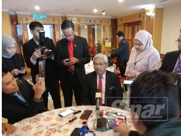 Abdul Aziz ketika sidang media selepas melawat Bilik Media Sidang DUN Perak, hari ini.