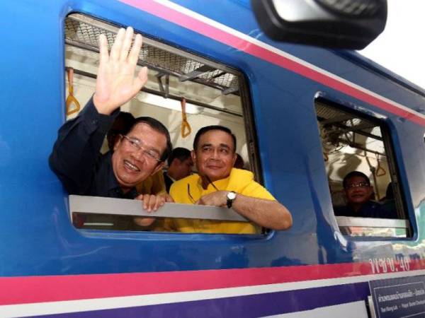 Sen (kiri) bersama Prayut menaiki kereta api tersebut ke bandar Poipet di Kemboja.