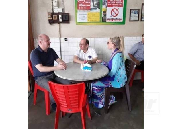 Tengku Muhammad Fa-iz dilihat bersama isteri dan keluarga dari Sweeden di sebuah kopitiam di Jalan Che Su. Foto: Facebook Sukri Haji Yunus