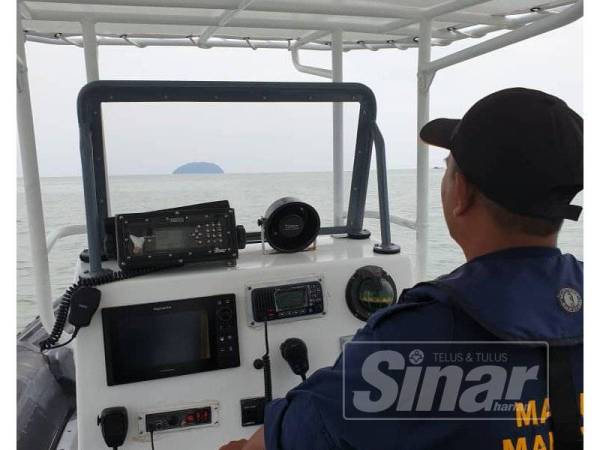 Anggota APPM melakukan operasi mencari dan menyelamat nelayan hilang sejak tiga hari lepas selepas dipercayai terjatuh ke laut pada jarak 22.3 batu nautika barat laut Pulau Songsong.