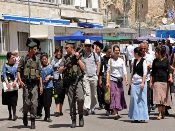 Askar Israel mengiringi pendatang Yahudi ke masjid Ibrahimi bagi menyambut perayaan Passover.
