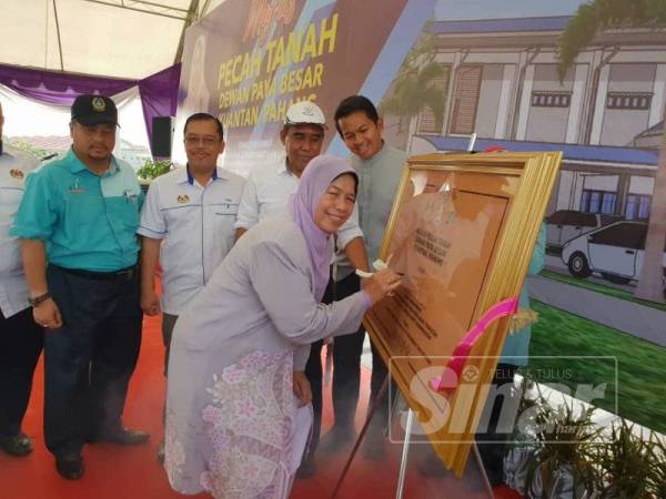 Zuraida ketika menandatangani gimik pelancaran.