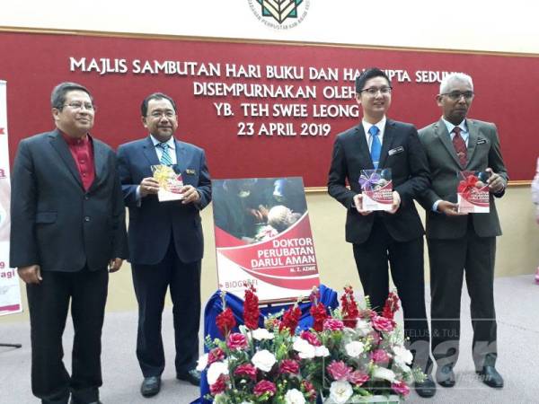 Swee Leong (dua dari kanan) melancarkan buku Doktor Perubatan Darul Aman selepas merasmikan Sambutan Hari Buku Dan Hakcipta Sedunia 2019 peringkat Kedah di Auditorium Perbadanan Perpustakaan Awam Kedah, hari ini.