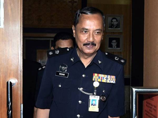 Saksi ke-12 bekas Ketua Polis Daerah Padang Besar, Superintendan Rizani Che Ismail keluar selepas memberi keterangan pada sesi pendengaran awam mengenai Suruhanjaya Siasatan Diraja (RCI) penemuan kem penempatan sementara dan kubur di Wang Kelian, Perlis di Dewan Gemilang, Kompleks D, Kementerian Dalam Negeri (KDN) hari ini. - Foto Bernama