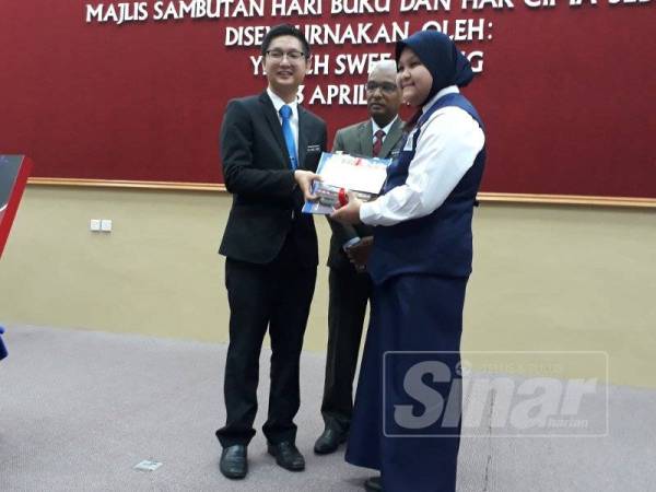 Nurul Syuhada (kanan) menerima anugerah yang disampaikan oleh Swee Leong.