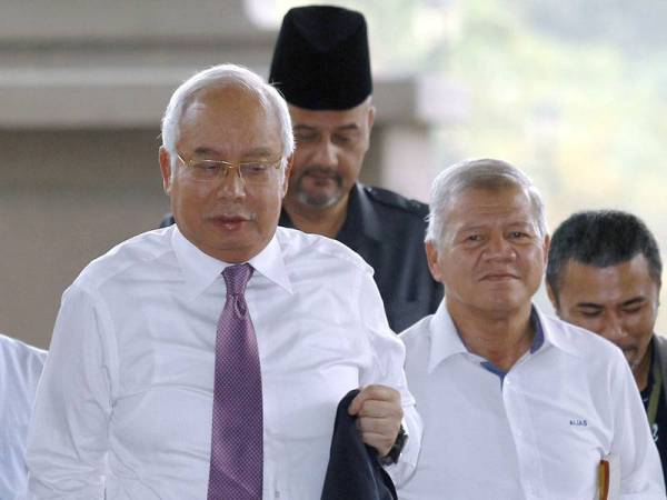 Najib (kiri) tiba di Kompleks Mahkamah Kuala Lumpur hari ini bagi perbicaraan kes yang dihadapinya membabitkan dana SRC International Sdn Bhd berjumlah RM42 juta. - Foto Bernama