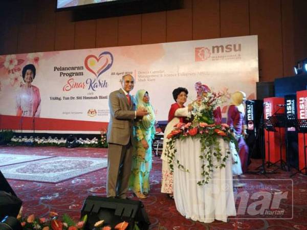 Dr Siti Hasmah (tiga,kiri) membuat pelancaran Program Sinar Kasih di MSU Shah Alam.