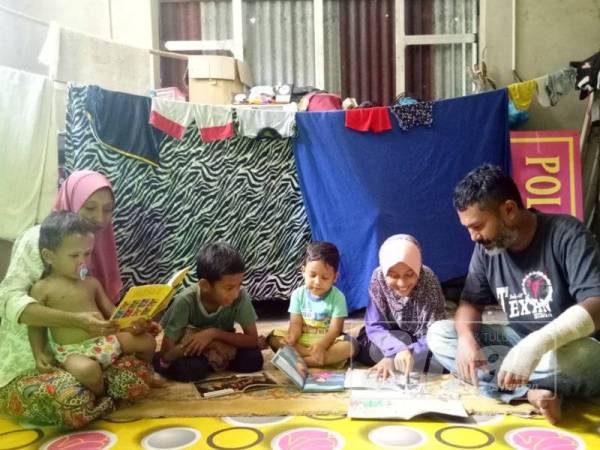 Rohani bersama suaminya mengimpikan rumah yang selesa untuk anak-anak mereka membesar.