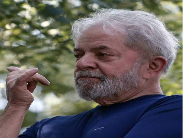 kapsyen: Bekas presiden Brazil Luiz Inacio Lula da Silva (Lula) dijatuhi hukuman penjara atas kesalahan rasuah. - Foto AFP