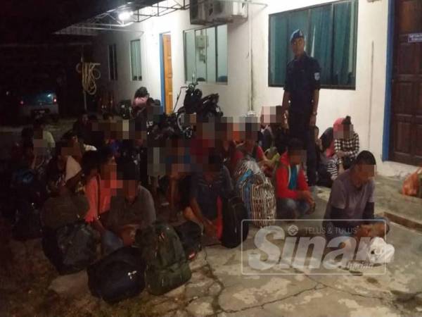 Seramai 41 PATI dicekup polis ketika cuba keluar dari perairan negara di Pulau Kukup, awal pagi semalam.