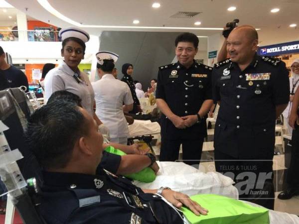 Timbalan Ketua Polis Johor, Datuk Mohd Kamarudin Md Din meluangkan masa bertanya khabar dengan anggota yang turut menderma darah pada majlis tersebut.