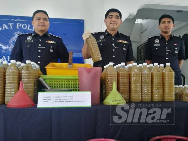 Ku Mashariman (tengah) menunjukkan rampasan air ketum yang dibuat pihaknya susulan serbuan di sebuah rumah di Petaling Jaya, Isnin lalu.