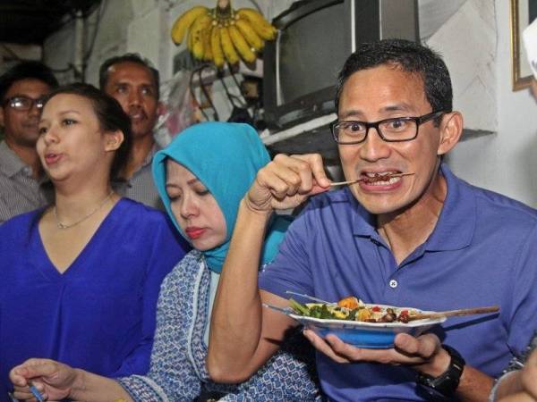 Sandiaga (kanan) meminta penduduk di Jawa Barat tidak menjadikan kekalahan kem Jokowi-Ma&#039;aruf sebagai alasan memboikot nasi Padang.