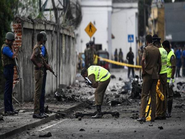 Polis Sri Lanka memeriksa sebuah lokasi serangan berhampiran gereja St Anthony di Colombo pada Ahad lalu. 