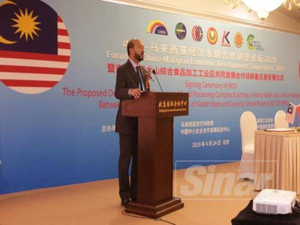 Mukhriz ketika berucap di Forum Kerjasama Pembangunan Ekonomi China-Malaysia 2019, di Beijing, China.