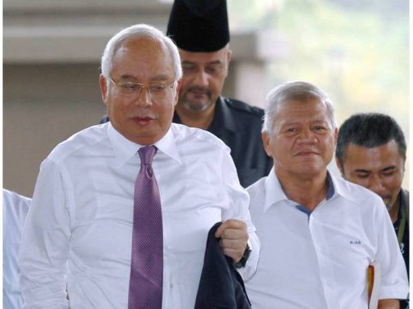 Najib (kiri) tiba di Kompleks Mahkamah Kuala Lumpur hari ini bagi perbicaraan kes yang dihadapinya membabitkan dana SRC International Sdn Bhd berjumlah RM42 juta. Foto: Bernama
