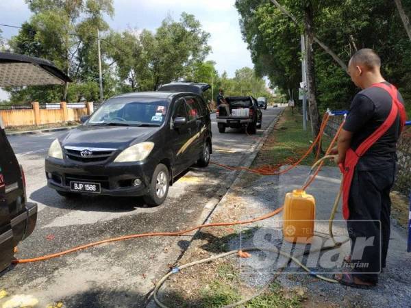 Penduduk menggunakan paip getah sebagai cara mengelakkan rasa penat mengangkat tong air yang banyak