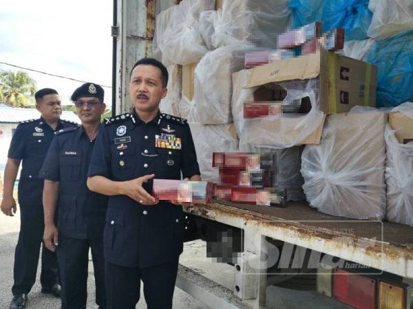 Mohd Yusri menunjukkan 260 kotak rokok seludup berjenama Canyon yang berjumlah RM208,000 ketika sidang media di Ibu Pejabat Polis Daerah (IPD) Rompin. 